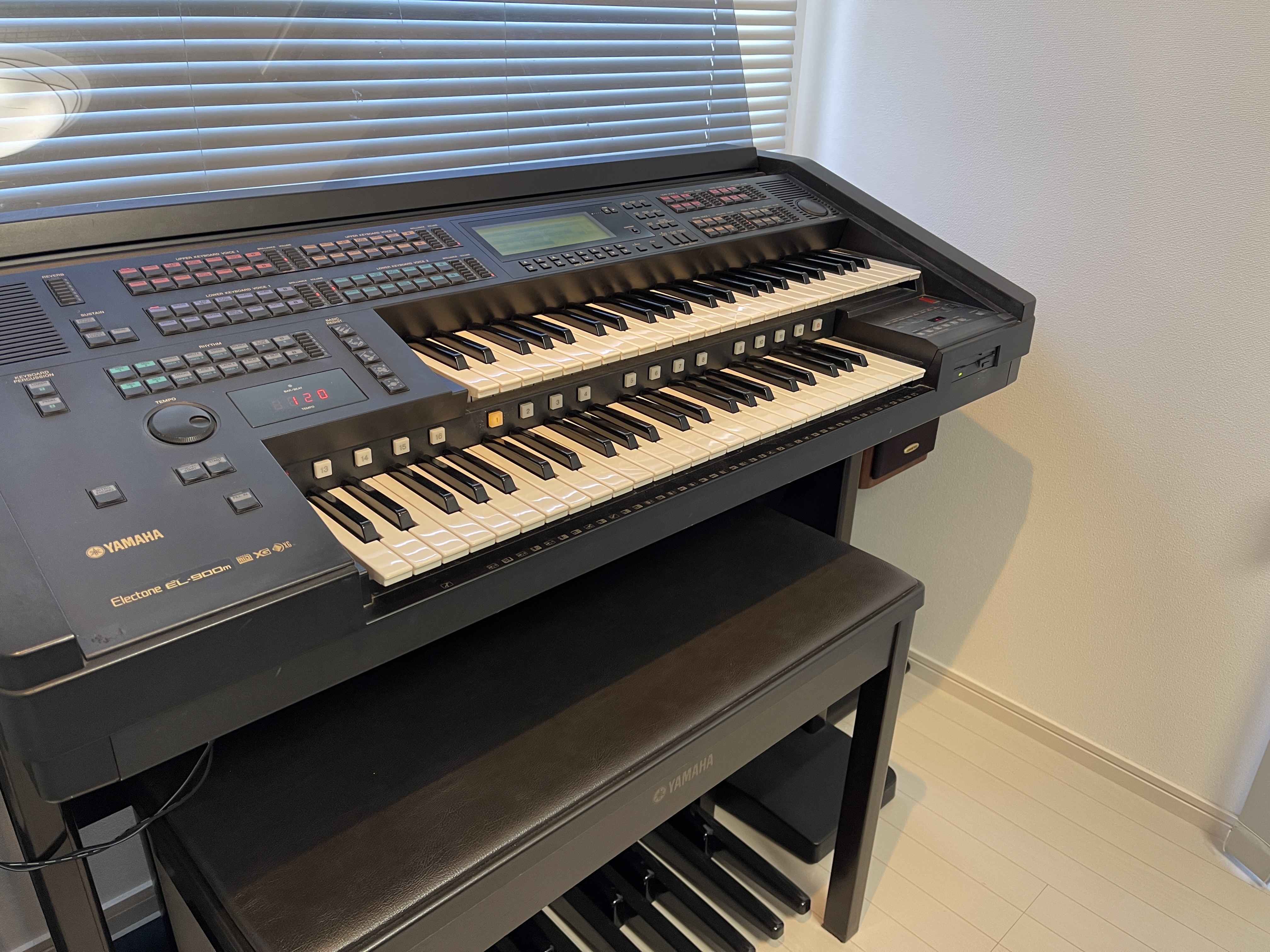 エレクトーン愛があふれる教室に、歴代モデルが並ぶ理由 - Dolce Of